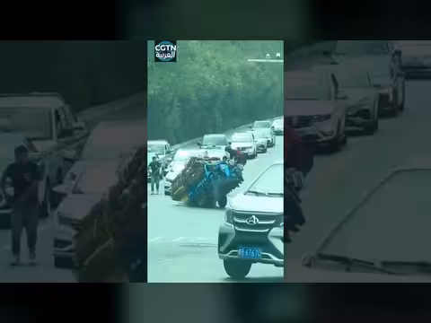 ارتفاع مقدمة دراجة ثلاثية العجلات ومارة يهبون للمساعدة