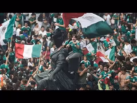 احتفال مشجعي المكسيك بفوزهم على جنوب أفريقيا