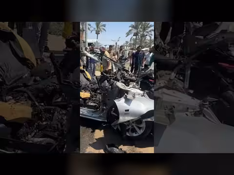 قصف الاحتلال لسيارة مدنية بدير البلح يسفر عن شهيدين وإصابات