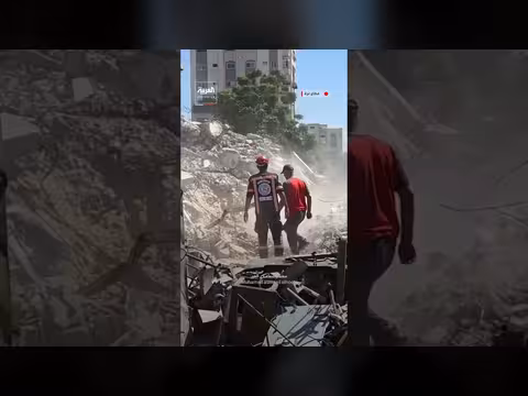 الدفاع المدني بغزة ينتشل جثامين 13 مفقوداً من تحت أنقاض منزل عائلة الطويل