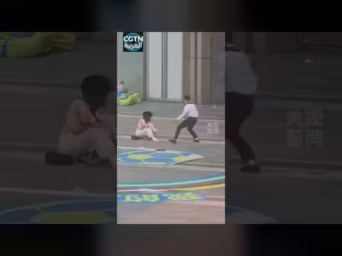 الريح أسقطت الأم لكن حارس الأمن أنقذها مع طفلتها