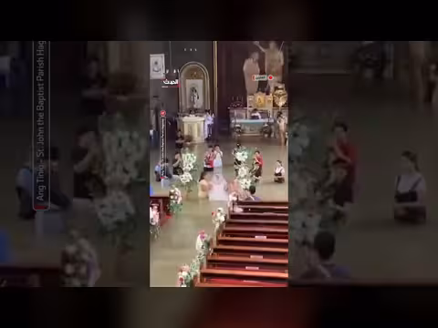 عروسان يقومان بحفل زفافهما في كنيسة مغمورة بالمياه في الفلبين
