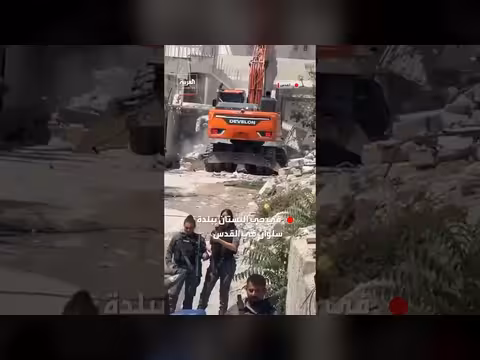 مجندات إسرائيليات يلتقطن صورة أمام ركام منزل فلسطيني في القدس