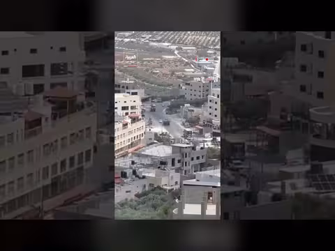 مدرعة إسرائيلية تهاجم مركبات فلسطينية في الفندقومية