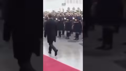 رئيس رومانيا يخرج عن المسار المحدد للسجادة الحمراء
