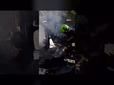 فرق الإطفاء تخمد حريقًا في محطة قوارب بكييف عقب هجوم روسي