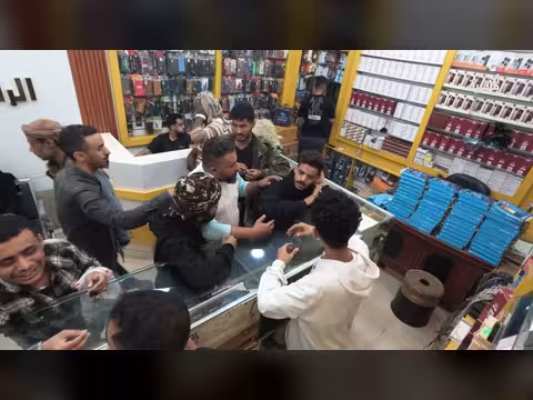 مواجهة بين زبون وسارق هواتف في محل: التلفون مسروق!