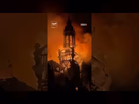 انهيار برج جرس بلدية ليموج الفرنسية بعد حريق المتظاهرين