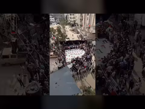 جنازة جماعية لرفات ٤٣ فلسطينياً في مخيم النصيرات بغزة