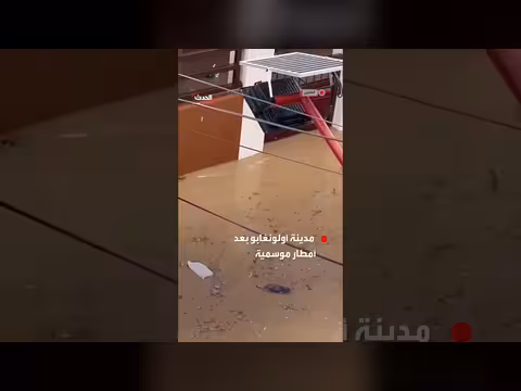 ثعبان ضخم يسبح بين منازل فيضانات الفلبين ويثير ذعر السكان
