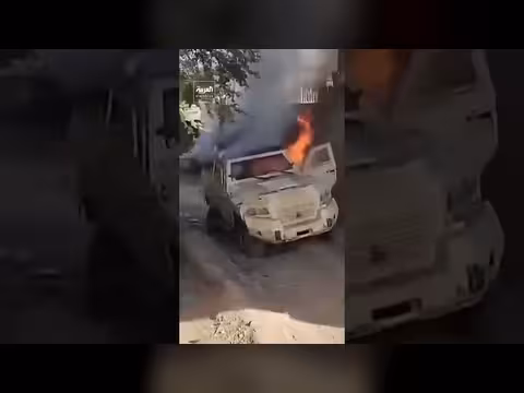 القوات اليمنية تحرق آليات حوثية بعد محاولة اقتحام الأقروض في تعز