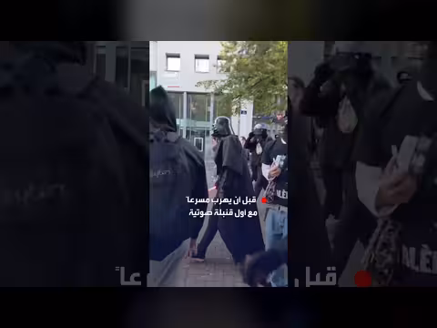 متظاهر بزي شخصية من حرب النجوم يهرب من احتجاجات فرنسا