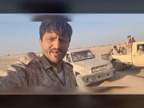 أشبال اليمن يمزقون صور هبل في موقف رمزي