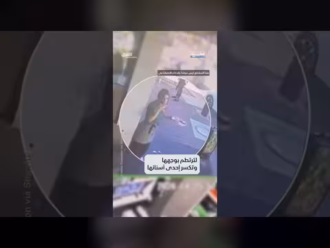 مشهد اقتراب امرأة غريبة من نادلة فرنسية