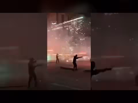 متظاهرون في ألبانيا يطلقون مقذوفات نارية باتجاه قوات الأمن