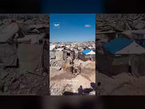 مسنة بغزة تلعب مع أحفادها في حوض استحمام مهترئ وسط الركام