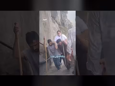 جدل في الهند بعد حمل سائح على أكتاف رجال