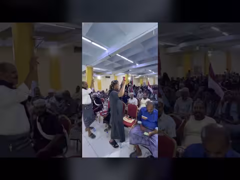 هتافات المشاركين في اجتماع الانتقالي بالمكلا