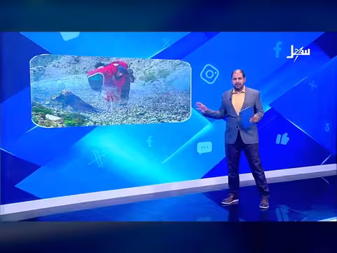 أم يمنية تحمل جثمان ابنتها الشهيدة في تعز