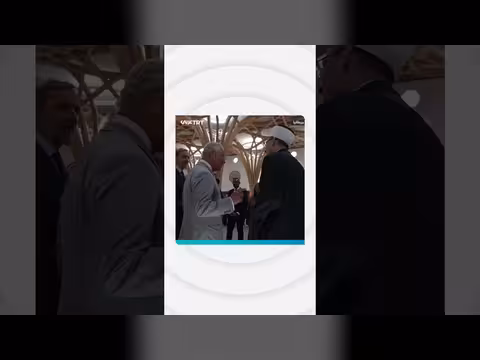 ملك بريطانيا يزور مسجداً تركياً صديقاً للبيئة
