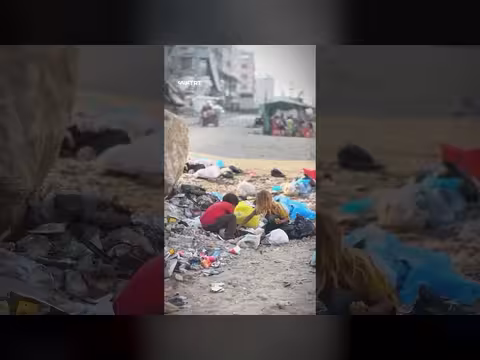 أطفال غزة يبحثون عن بقايا طعام وسط القمامة لسد جوعهم