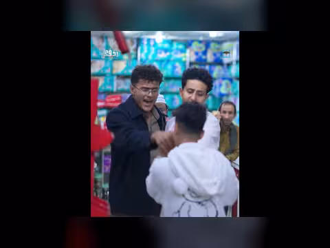 شاب يحاسب رجلاً مسناً بعد إهانة