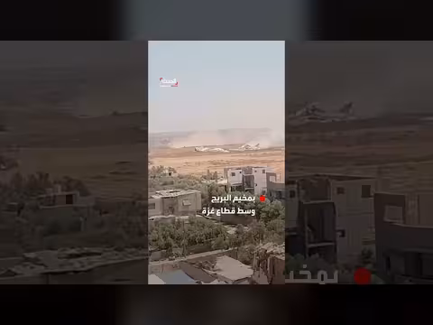 آليات إسرائيلية تنفذ عمليات تجريف واسعة بمخيم البريج بغزة