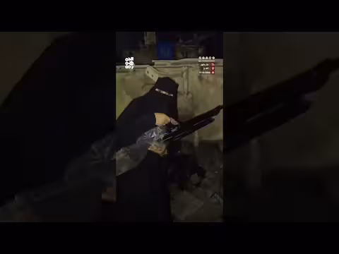 أم شهيد في تعز تشتري رشاشاً وتوصله بنفسها إلى جبهات القتال