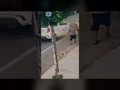 رجل مسن يصطدم بسيارة أثناء التقاط قبعة سقطت