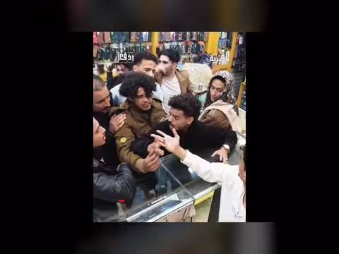 محاولة بيع هاتف مسروق: رد فعل الزبائن يثير الجدل