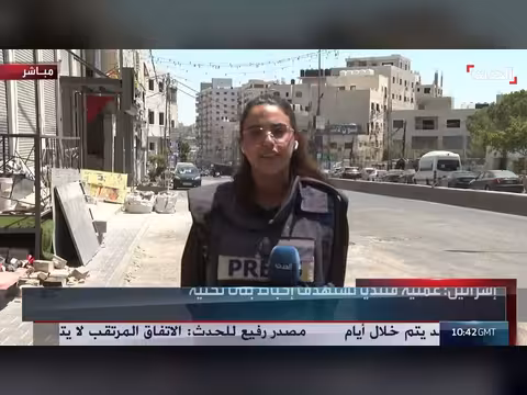 الجيش الإسرائيلي يحتجز شاباً فلسطينياً مكبلاً في مخيم قلنديا