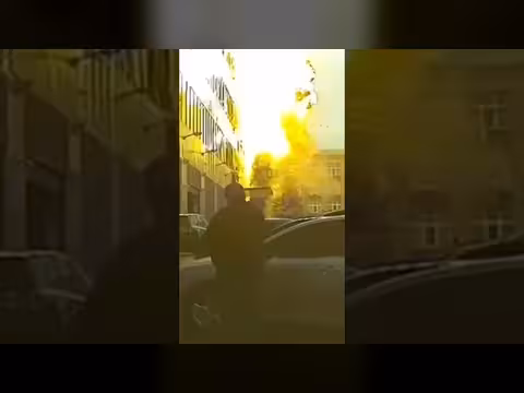 استهداف طائرة مسيرة روسية مبنى مكاتب في كييف وسط المارة