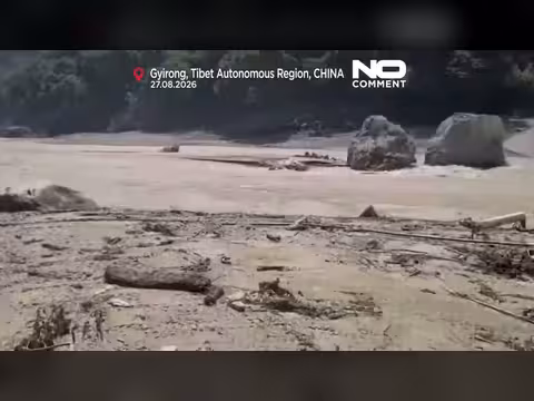 فيديو يوثق انزلاقا طينيا يجتاح ميناء جيرونغ الصيني