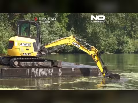 إيطاليا تكافح الطحالب في نهر بو