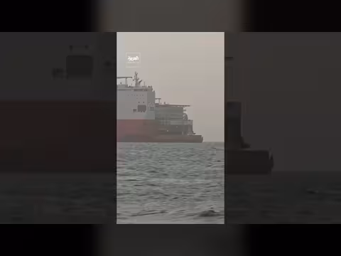 أشخاص غير مخولين يصعدون سفينة في خليج عدن