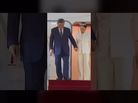السيسي يستقبل الرئيس الصيني في مطار القاهرة الدولي