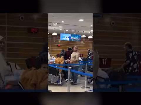 فريق من شركة طيران إماراتية يصل مطار تبوك لمعاينة الطائرة المتضررة