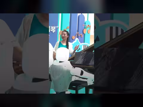 روبوت بشري يعزف البيانو وروبوتات ترقص في الصين