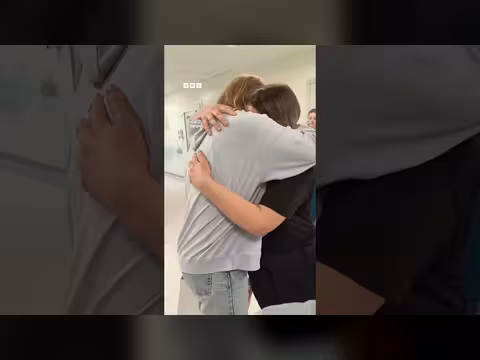أم تستمع لنبضات قلب ابنتها المتوفاة في صدر طفل أوكراني