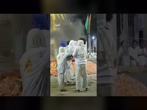 عشرات المشاركين يعبرون النار في مهرجان بوكيت السنوي