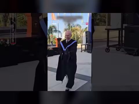 تفاعل واسع مع احتفال أستاذ جامعي بتخرج طلابه في نابلس بالضفة الغربية