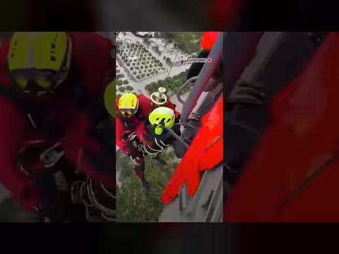 مروحيات الطوارئ تنقذ العالقين في فيضانات شرق إسبانيا