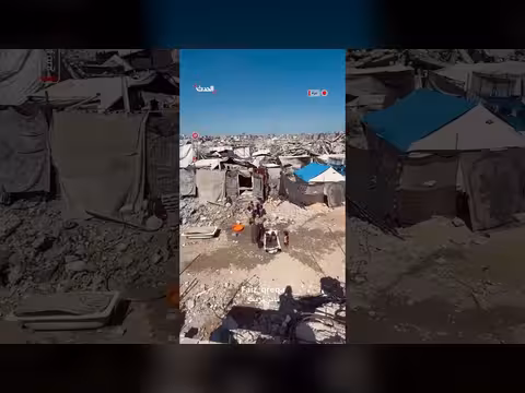 مسنة بغزة تخلق مساحة لعب لأحفادها في حوض مهترئ وسط الركام