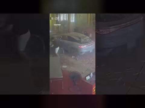 سيارة كهربائية تقتحم معبداً تاريخياً في بانكوك