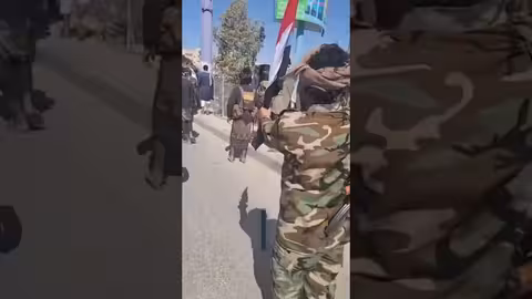 عناصر مسلحة تشارك في تظاهرة الانتقالي في عتق