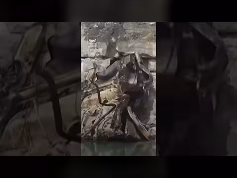 التلفزيون الإيراني يصور جسراً مدمراً في بندر خمیر