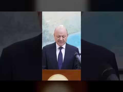 رئيس مجلس القيادة اليمني: عائدات النفط لخدمة الشعب