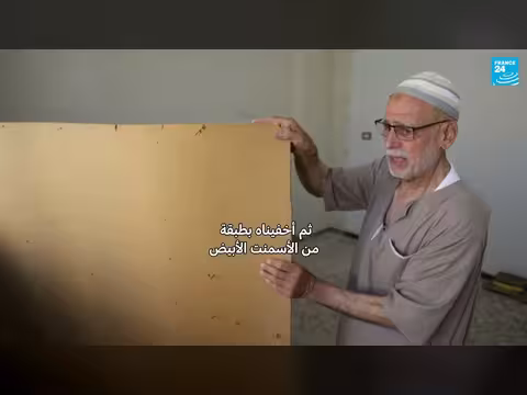 مسن سوري يكسر جدران مكتبته بعد عقد من إخفائها خوفاً من الأسد