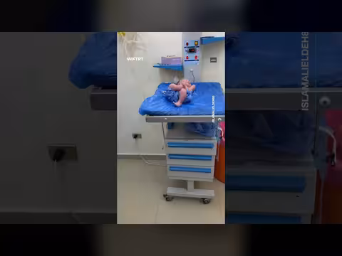 رضيع مصري يخطف الأنظار بوضعية ملكية على مواقع التواصل