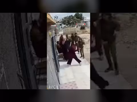 جنود إسرائيليون يعتدون بالضرب على نساء فلسطينيات داخل منزلهن جنوب الخليل